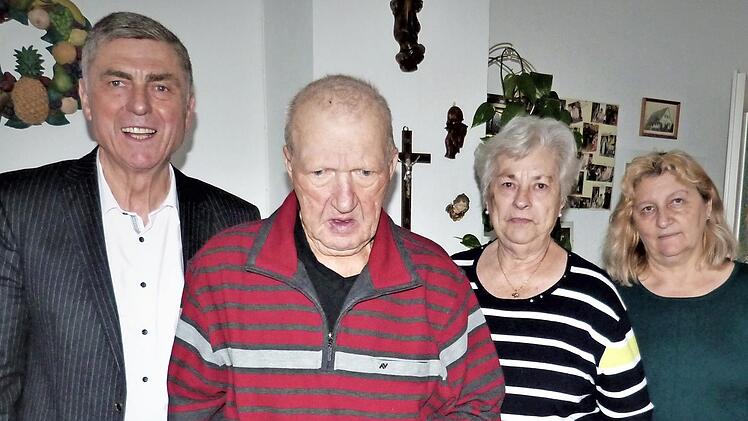 Jubilar Karl Jack mit (von links) Bürgermeister Siegfried Decker, Lebenspartnerin Ingeborg Straubinger und Schwiegertochter Susanne Straubinger  Foto: Werner Reißaus
