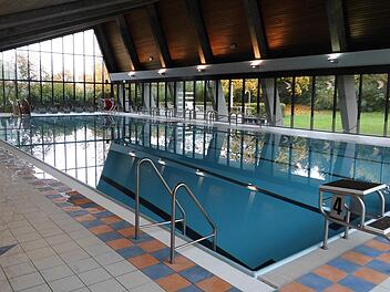 Das Hallenbad Hofheim wird saniert und zusammen mit dem Freibad ein sogenanntes Kombibad erschaffen. Der Ferienausschuss des Kreistages beschloss eine entsprechende Zweckvereinbarung mit der Stadt Hofheim. Christian Licha