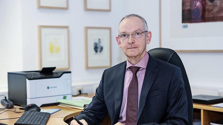 Die Vorgaben rund um Corona prägen seinen Arbeitstag gerade sehr: Uwe Bauer in seinem Büro im Amtsgericht Forchheim. Foto: Barbara Herbst