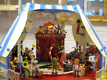 Buntes, lustiges Treiben herrscht im Mini-Zirkus Roncalli, aber nur für