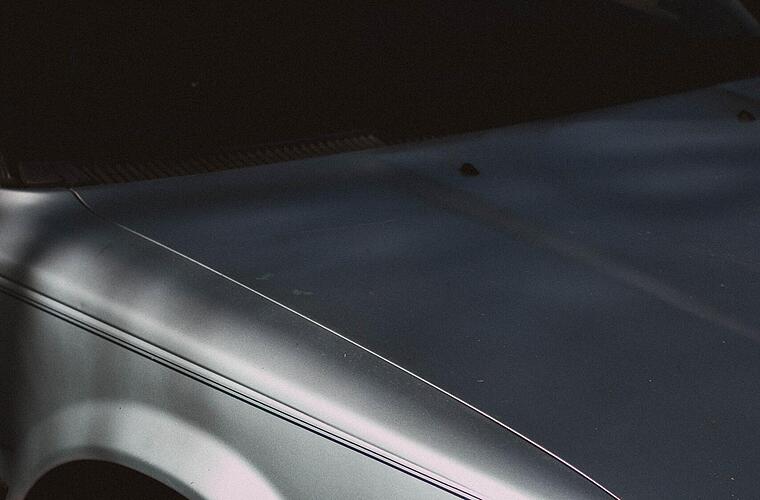 Kreis Lichtenfels: "Plötzlich schlug etwas auf der Motorhaube ein": Unbekannte werfen Gegenstand auf Auto