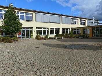 Die Lichtkuppeln der Schule werden innen mit Leimholz verkleidet. Das beschloss der Gemeinderat in seiner Sitzung.