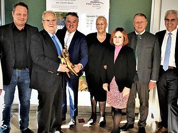 Nach 40 Jahren hat Rolf Peilnsteiner (Dritter von links) die Geschäftsführung der Langheimer Amtshof GmbH abgegeben. Mit im Bild (von links) MdL Inge Aures, OB Ingo Lehmann, Landrat Klaus Peter Söllner, Ehefrau Heidemarie Peilnsteiner, stellvertretende Landrätin Christina Flauder, Bezirkstagspräsident Henry Schramm, Hans-Peter Hubmann und Bürgermeister Frank Wilzok