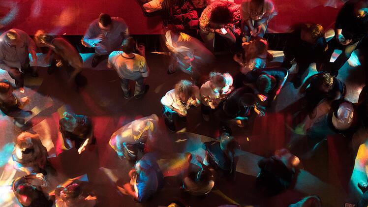 disco discothek tanzen menschen club bar