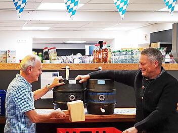Gesch&auml;ftsf&uuml;hrer Thomas Laitsch (rechts) und B&uuml;rgermeister Markus Gr&uuml;ner beim Bieranstich.