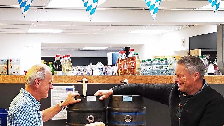 Gesch&auml;ftsf&uuml;hrer Thomas Laitsch (rechts) und B&uuml;rgermeister Markus Gr&uuml;ner beim Bieranstich.