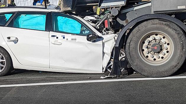 T&ouml;dlicher Unfall auf der A93: Auto ger&auml;t unter Lastwagen