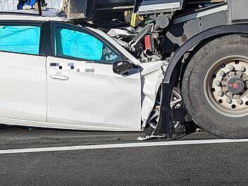 Tödlicher Unfall auf der A93: Auto gerät unter Lastwagen