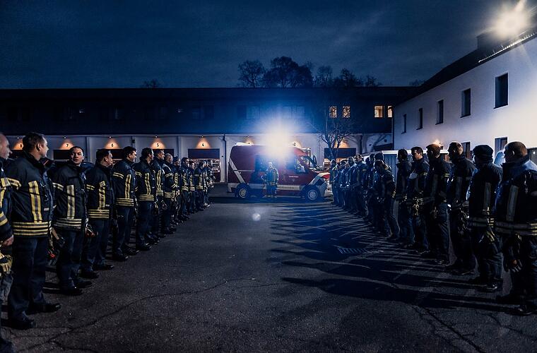 Erlangen: Feuerwehrmann mit origineller Überraschung verabschiedet - "Um ganz sicherzugehen"