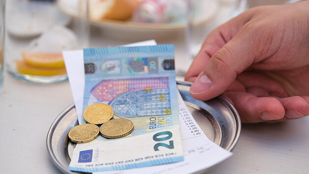 Geld, Euro, bezahlen im Restaurant