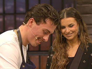 Hitze am Herd! Laura Wontorra verfiel bei "Grill den Henssler" (VOX) wegen Toni Zaza in den Flirtmodus.