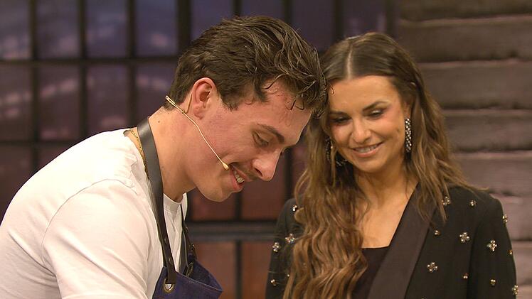 Hitze am Herd! Laura Wontorra verfiel bei "Grill den Henssler" (VOX) wegen Toni Zaza in den Flirtmodus.