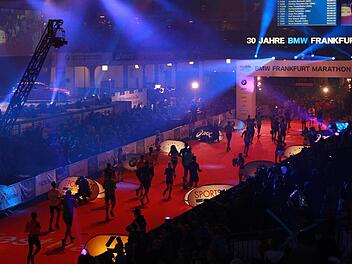 Der Weg ist das Ziel, das stimmt nur bedingt. Denn der Höhepunkt des Rennens ist sicher der Einlauf in die mit über 7000 Zuschauern bestückte Festhalle in Frankfurt. Foto: Veranstalter/ BMW Frankfurt Marathon