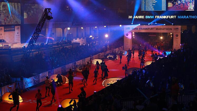 Der Weg ist das Ziel, das stimmt nur bedingt. Denn der Höhepunkt des Rennens ist sicher der Einlauf in die mit über 7000 Zuschauern bestückte Festhalle in Frankfurt. Foto: Veranstalter/ BMW Frankfurt Marathon