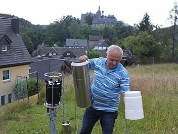 Hermann Henninger an seiner Wetterstation in Lauenstein.