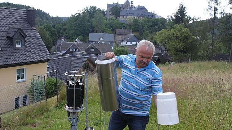 Hermann Henninger an seiner Wetterstation in Lauenstein.