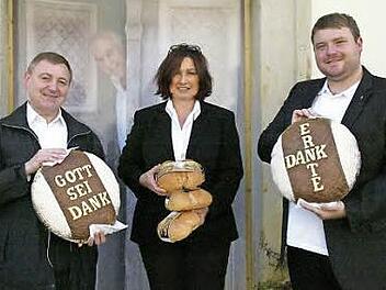 Es gibt wieder "Gottseidank-Brot". Ursula Schoder und die Pfarrer Norbert Lang (links) und Tobias Knötig präsentieren es.  Foto: Bettina Knauth