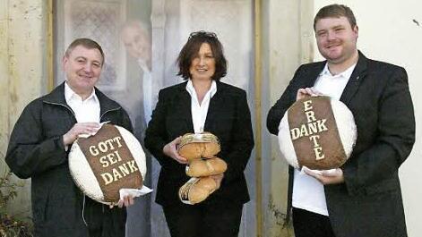 Es gibt wieder "Gottseidank-Brot". Ursula Schoder und die Pfarrer Norbert Lang (links) und Tobias Knötig präsentieren es.  Foto: Bettina Knauth