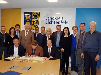 Zur Erinnerung: Die Südtiroler Delegation trägt sich ins "Goldene Buch" des Landkreises ein.  Foto: Andreas Welz