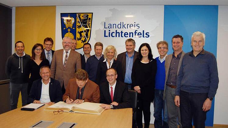 Zur Erinnerung: Die Südtiroler Delegation trägt sich ins "Goldene Buch" des Landkreises ein.  Foto: Andreas Welz