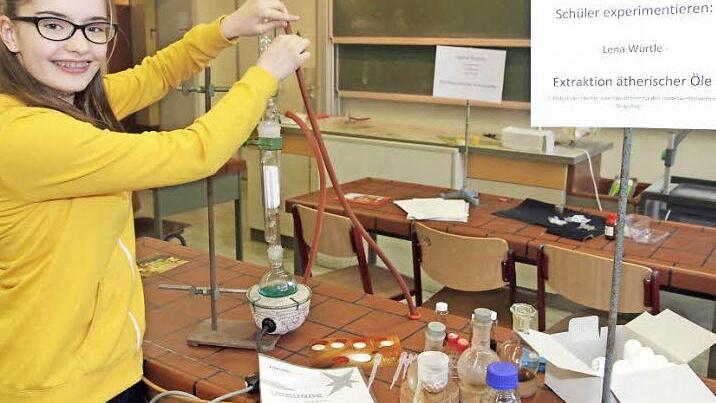 Sie hat allen Grund zur Freude: Die DG-Schülerin Lena Würtle schaffte bei ihrer dritten "Jugend forscht"-Teilnahme im Fachgebiet Chemie den ersehnten Regionalsieg und vertritt damit die Bamberger Farben beim Landeswettbewerb in Dingolfing. Mit Hilfe eines Soxhlet-Apparats extrahiert und analysiert die 15-Jährige ätherische Öle und Tinkturen.  Foto: Bertram Wagner