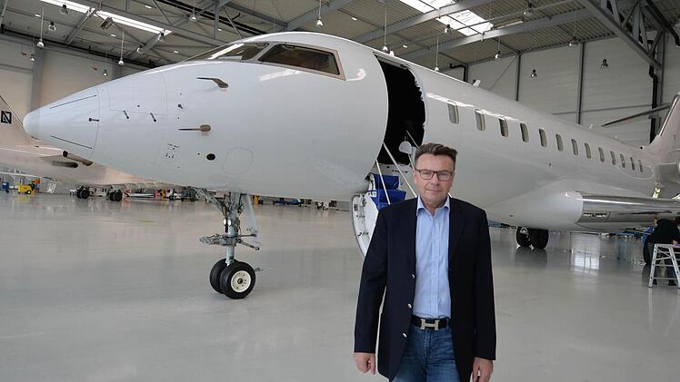 Siegfried Axtmann vor einem Global Express im Nürnberger Hangar Foto: Ronald Rinklef
