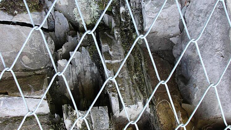 Das Gestein ist stark unterschiedlich geschichtet. Die Schichten in der Mitte des Bildes können leicht herausbrechen.  Foto: Friedwald Schedel
