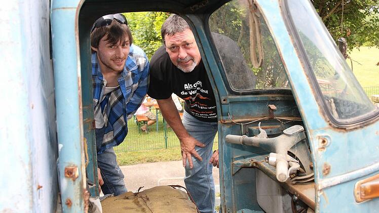 Eine alte Ape wartet auf ihre Restaurierung. Foto: Michael Stelzner
