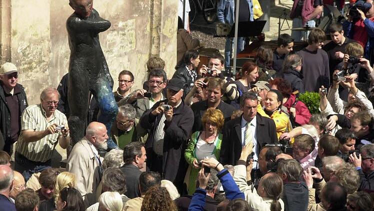 Der "Apoll" bei seiner Ankunft im Sand: zu seinen Füßen Markus Lüpertz, daneben Gerhard Schröder Foto: Archiv Ronald Rinklef