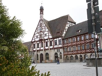 Gestützt wird das Rathaus schon seit Jahren. Nun ist es auch noch "vergiftet". Foto: Josef Hofbauer