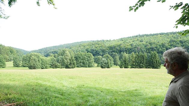 Gerhard Karg zeigt die Stelle, an der eine Plattform vom Waldrand aus den Blick ins Tal freigeben soll. Foto: Arkadius Guzy
