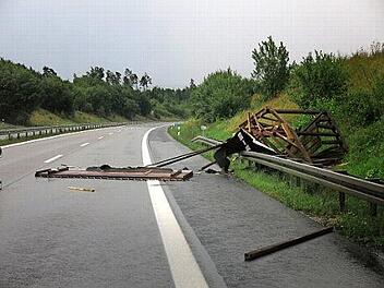 Vom Winde verweht: Teile der Wanderh&uuml;tte der Gemeinde Meeder lagen am Freitagabend auf der Fahrbahn der A&nbsp;73.  Foto: Verkehrspolizei Coburg