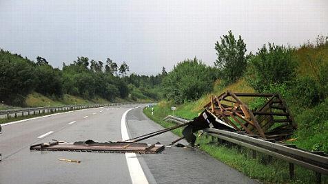 Vom Winde verweht: Teile der Wanderhütte der Gemeinde Meeder lagen am Freitagabend auf der Fahrbahn der A 73.  Foto: Verkehrspolizei Coburg