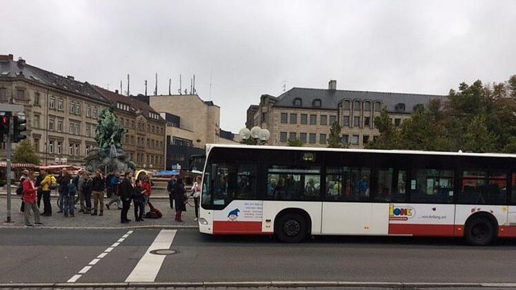 Schienenersatzverkehr am Hauptbahnhof in Fürth. Wegen Baumaßnahmen müssen Reisende am Wochenende mit Behinderungen rechnen. Foto: Jennifer Hauser