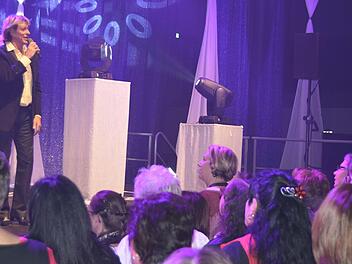 Vor der Bühne überreichten Fans ihrem Idol Geschenke.Andreas Welz