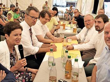 Zu einem Sportforum hatte der TSV Stadtsteinach kompetente Gesprächspartner eingeladen. Von links Landrat Klaus Peter Söllner, MdL Gudrun Brendel-Fischer, BRK-Kreisgeschäftsführer Jürgen Dippold, Bürgermeister Roland Wolfrum, MdL Klaus Adelt, stellvertretender TSV-Vorsitzender René Beyerlein und Moderator Reinhard Ott Foto: Werner Reißaus