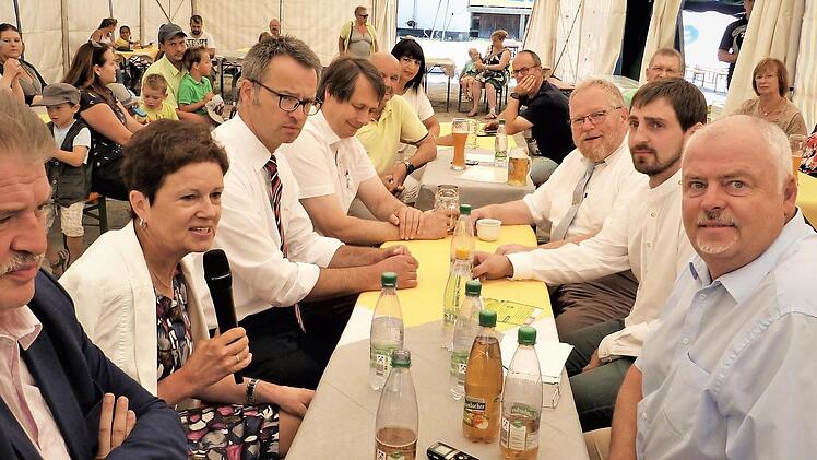 Zu einem Sportforum hatte der TSV Stadtsteinach kompetente Gesprächspartner eingeladen. Von links Landrat Klaus Peter Söllner, MdL Gudrun Brendel-Fischer, BRK-Kreisgeschäftsführer Jürgen Dippold, Bürgermeister Roland Wolfrum, MdL Klaus Adelt, stellvertretender TSV-Vorsitzender René Beyerlein und Moderator Reinhard Ott Foto: Werner Reißaus