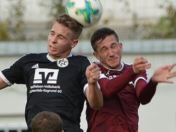 Zweikämpfe führen wollen, wie es hier der Lichtenfelser Lukasz Jankowiak (links) im Kopfballduell mit dem Röslauer Waldemar Schneider vormacht, fordert FCL-Trainer Goller von seinem Team im Heimspiel gegen Selbitz. Foto: Gunther Czepera