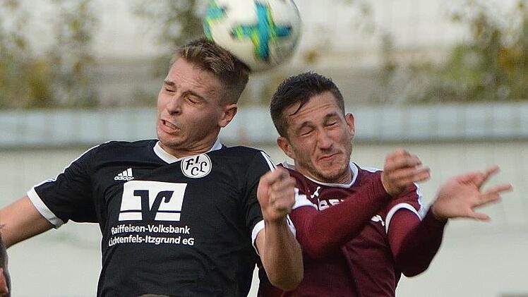 Zweikämpfe führen wollen, wie es hier der Lichtenfelser Lukasz Jankowiak (links) im Kopfballduell mit dem Röslauer Waldemar Schneider vormacht, fordert FCL-Trainer Goller von seinem Team im Heimspiel gegen Selbitz. Foto: Gunther Czepera