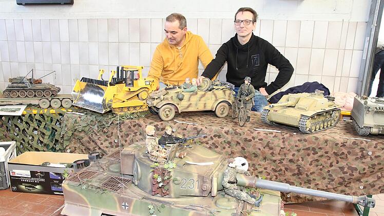 Der "Tiger 1"hat ein Gewicht von 115 Kilogramm. Michael Kröppel und Thomas Volkenand präsentieren historische Militärmodelle.