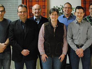 Die Freie Wählergemeinschaft Riedenberg nominierte ihre 14 Gemeinderatskandidaten: (von links) Lorenz Statt, Franz Wolf, Peter Hergenröder, Dagmar Wengel, Andreas Schwab, Andreas Nüchter und Marko Leitsch. Weitere Kandidaten auf dem nächsten Foto.  Foto: Evelyn Schneider