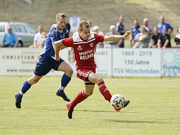Unwiderstehlich: Mönchrödens Neuzugang Louis Göhring auf dem Weg zu einem seiner insgesamt fünf Treffer gegen den FC Oberhaid.