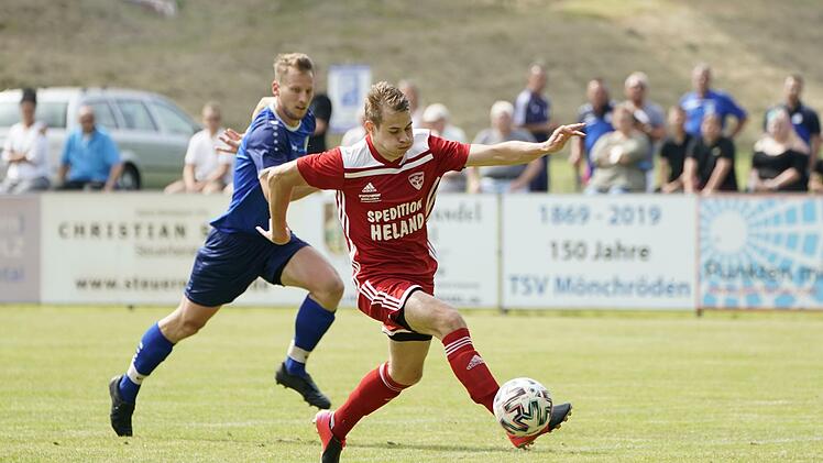 Unwiderstehlich: Mönchrödens Neuzugang Louis Göhring auf dem Weg zu einem seiner insgesamt fünf Treffer gegen den FC Oberhaid.