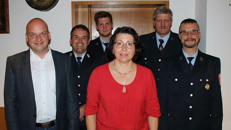 Bei der Hauptversammlung des Feuerwehrvereins Brünn: Bürgermeister Michael  Kastl, Kreisbrandmeister Andreas Klopf, der stellvertretende Vorsitzende  des Vereins Fabian Seuberling, die Vorsitzende Lioara Ehry, der  stellvertretende Kommandant Erwin Seuberling und Kommandant Christian  Pfennig.