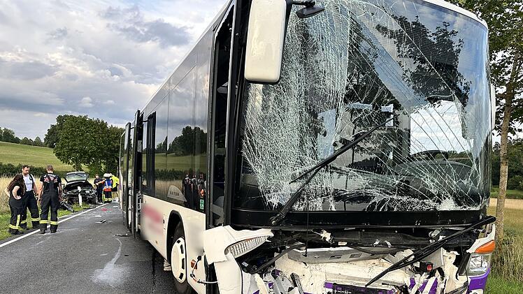 B303 im Kreis Coburg: Autofahrerin kracht frontal in Bus