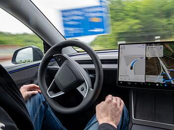 Pilotprojekt mit selbstfahrenden Teslas in der Eifel