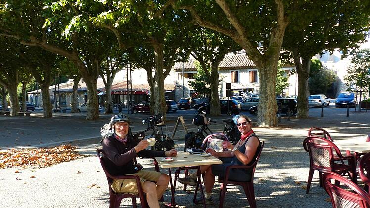 Cafe au lait im Halbschatten. Inge und Manfred Wagner legen in der Königsberger Partnerstadt einen gemütlichen Kaffeestopp ein.