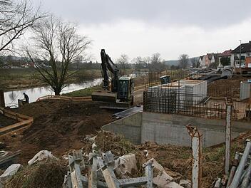 Kanalrohre mit Nennweiten bis 1000 Millimeter werden in der Uferstraße verlegt, um das Binnenwasser zu sammeln. Fotos: Werner Baier