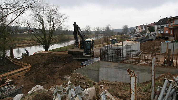 Kanalrohre mit Nennweiten bis 1000 Millimeter werden in der Uferstraße verlegt, um das Binnenwasser zu sammeln. Fotos: Werner Baier