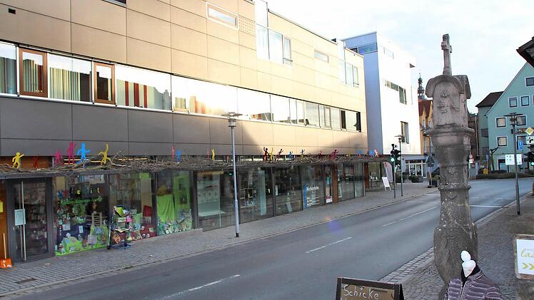Das Wohn- und Geschäftshaus prägt seit acht Jahren das Bild des Vogelsecks in Höchstadt. Die Autos stehen hinter dem Haus und in der Tiefgarage.  Foto: Andreas Dorsch